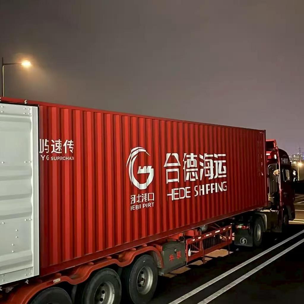 Optimistic and happy international logistics life